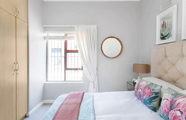 3 Bedroom Hilltop Home With Spectacular Views - Photo 2