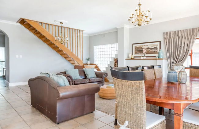 3 Bedroom Hilltop Home With Spectacular Views - Photo 15