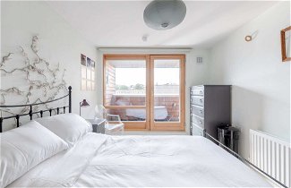 Photo 3 - Warm & Inviting 1bedroom Flat With Patio, Camden Town