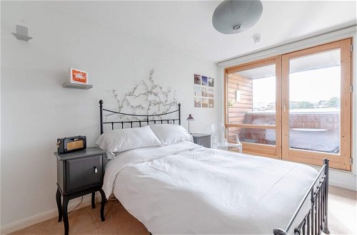 Photo 2 - Warm & Inviting 1bedroom Flat With Patio, Camden Town
