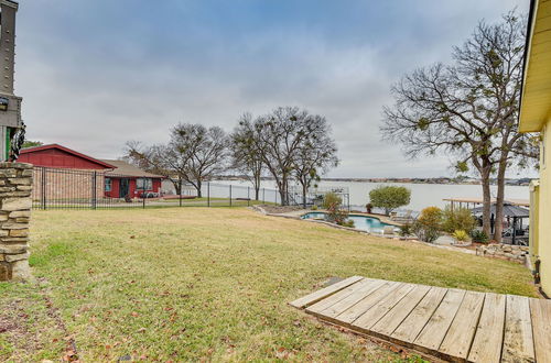 Foto 5 - Gorgeous Granbury Lake Getaway w/ Pool & Dock