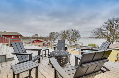 Foto 8 - Gorgeous Granbury Lake Getaway w/ Pool & Dock