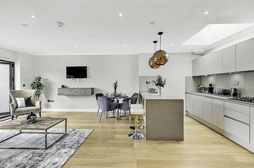 Photo 9 - Beautiful Abode In Brentford