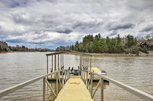 Foto 22 - Lakefront Blairsville Cabin w/ Deck + Dock