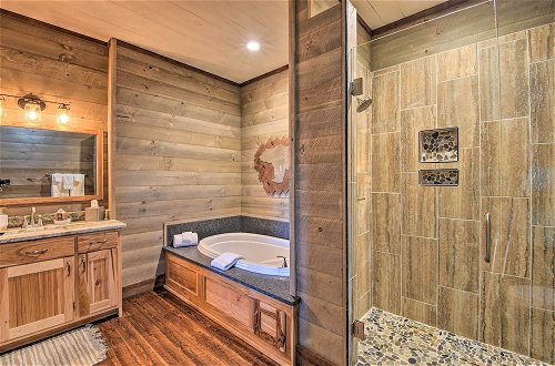 Foto 34 - Luxurious Mountain Getaway w/ Game Room + Hot Tub