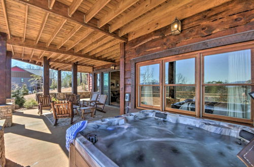 Foto 44 - Luxurious Mountain Getaway w/ Game Room + Hot Tub