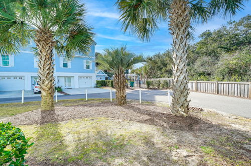 Foto 19 - Gorgeous Kure Beach Townhome - Walk to Ocean