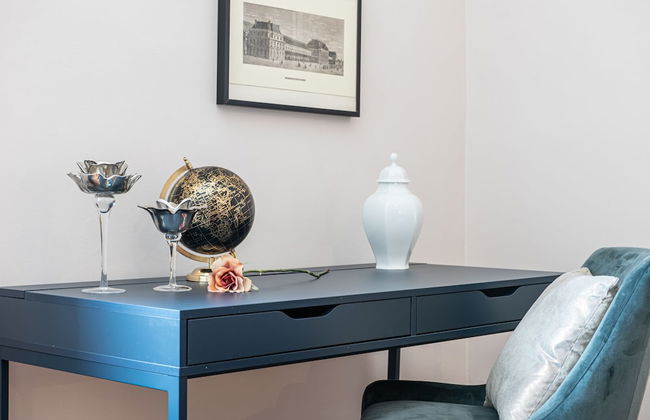 JOIVY Sophisticated Flat W/ Desk - Photo 37