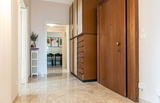 JOIVY Sophisticated Flat W/ Desk - Photo 39