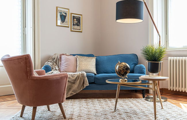 JOIVY Sophisticated Flat W/ Desk - Photo 24