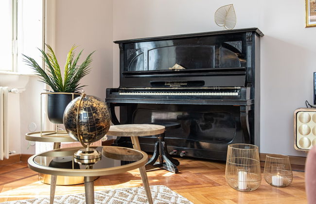 JOIVY Sophisticated Flat W/ Desk - Photo 30