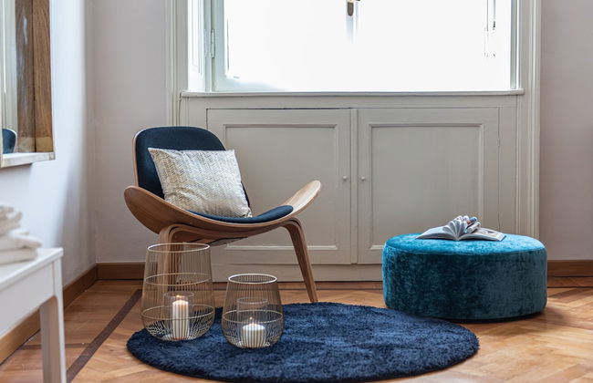 JOIVY Sophisticated Flat W/ Desk - Photo 36