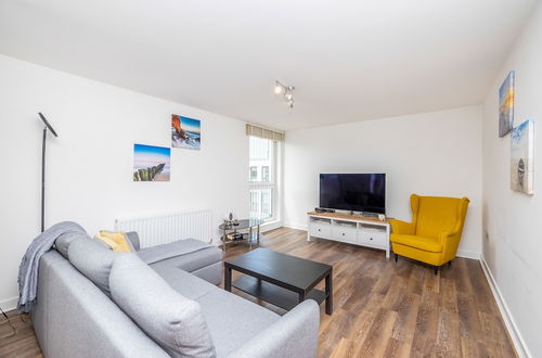 Photo 1 - Altido Modern 2-Bedroom Flat Near Inverleith Park