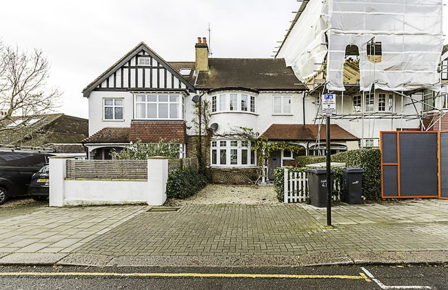 Gorgeous 4-bed Home With a Fireplace and Terrace - Foto 30