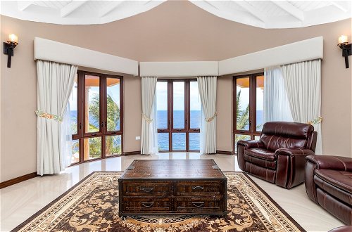 Foto 15 - Breathaking Luxury Cliffside Villa