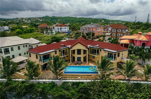Foto 33 - Breathaking Luxury Cliffside Villa
