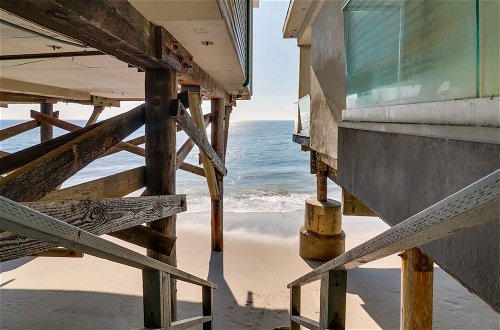 Foto 25 - Beachfront Malibu Apartment w/ Ocean-view Balcony