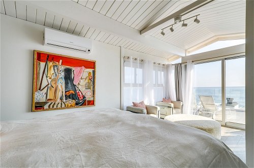 Foto 15 - Beachfront Malibu Apartment w/ Ocean-view Balcony