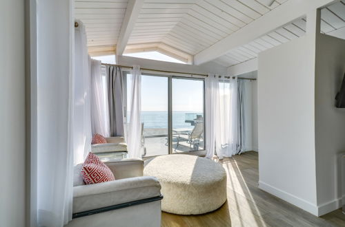 Foto 20 - Beachfront Malibu Apartment w/ Ocean-view Balcony