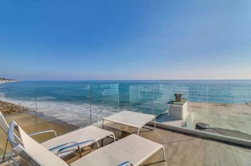 Foto 8 - Beachfront Malibu Apartment w/ Ocean-view Balcony