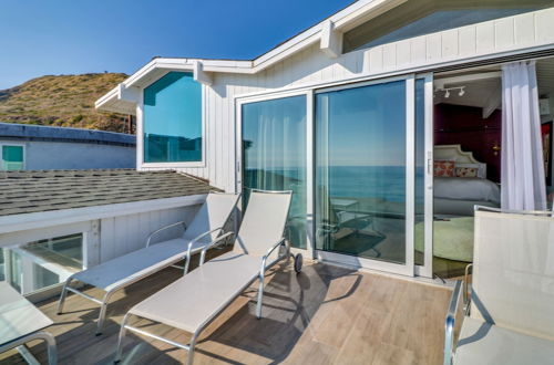Foto 19 - Beachfront Malibu Apartment w/ Ocean-view Balcony