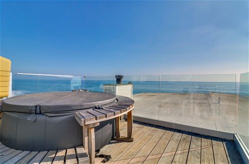 Foto 3 - Beachfront Malibu Apartment w/ Ocean-view Balcony