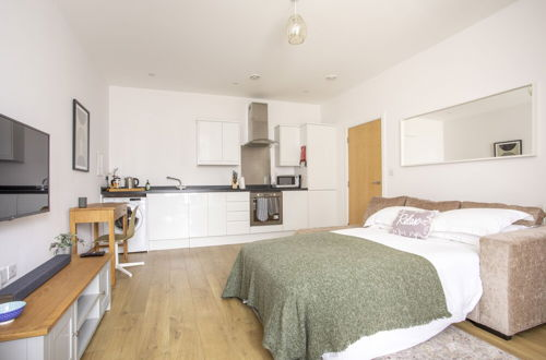 Photo 2 - Queens Lodge 1-bed Apartment in Redhill