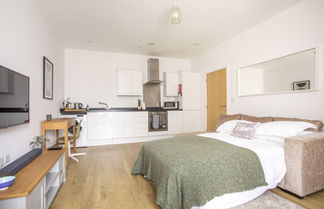 Photo 2 - Queens Lodge 1-bed Apartment in Redhill