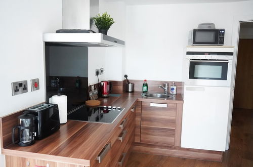 Photo 8 - Inviting 2-bed Apartment in Sheffield