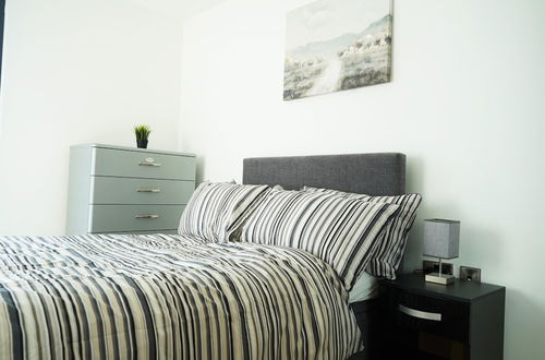 Photo 2 - Inviting 2-bed Apartment in Sheffield