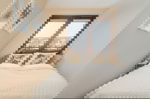 Photo 3 - Modern Apartment With Balcony by Renters