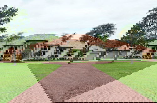 Foto 1 - Knickerbocker Estate: Elegant 9-BR Getaway in Naples. Enjoy Private Pool, Outdoor Dining, and Expansive Grounds, Experience Tranquility with Easy Access to Naples' Best