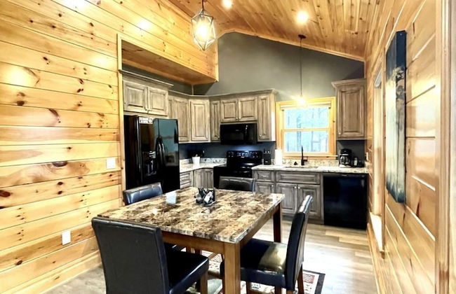 Peaceful family cabin near fishing with over 100 acres of mountain and field trails to explore! 2 Bedroom Cabin by RedAwning - Foto 5