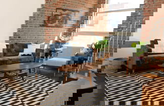 Foto 1 - Trendy 1 BR Loft apt Downtown With Exposed Brick