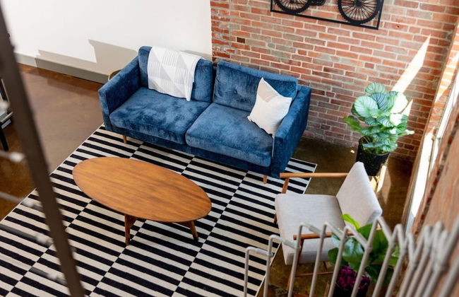 Trendy 1 BR Loft apt Downtown With Exposed Brick - Photo 18