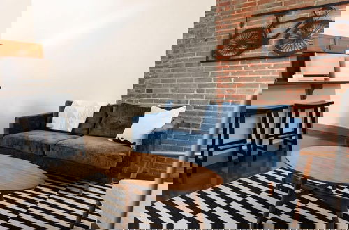 Foto 6 - Trendy 1 BR Loft apt Downtown With Exposed Brick