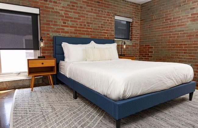 Trendy 1 BR Loft apt Downtown With Exposed Brick - Photo 8