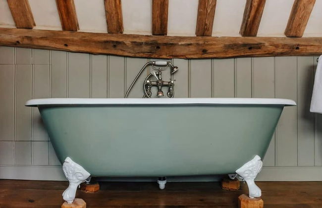 Lavish Tudor Hall Gardens - Sleeps 14 - Photo 14