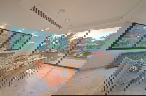 Foto 6 - Modern Villa With Full Service Staff Close to Beach and Golf