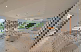 Foto 3 - Modern Villa With Full Service Staff Close to Beach and Golf