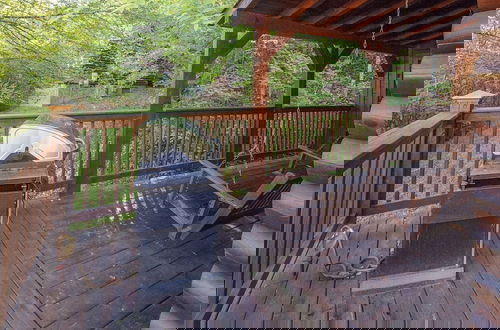 Foto 16 - Er36 - Cozy Creekside Great Location- Close To Town 1 Bedroom Cabin by RedAwning