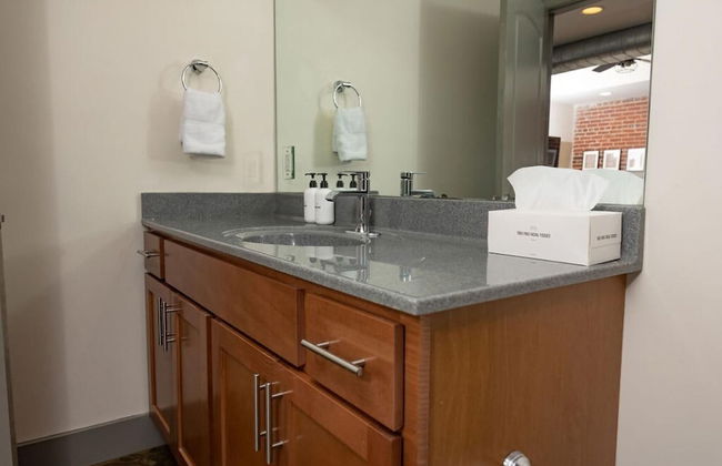 Luxury 2 BR Apartment With Modern Accents Downtown - Photo 7