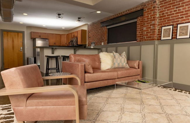 Luxury 2 BR Apartment With Modern Accents Downtown - Photo 9