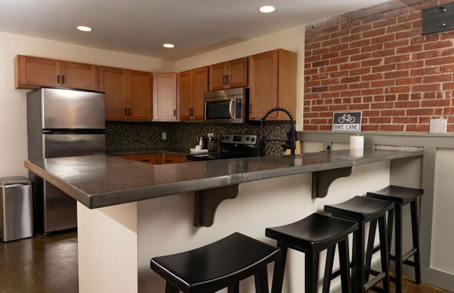 Luxury 2 BR Apartment With Modern Accents Downtown - Photo 5