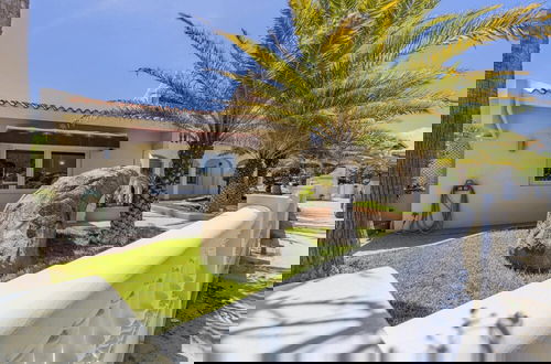 Foto 52 - Deluxe Mansion Steps to Beach Pool Sea Views