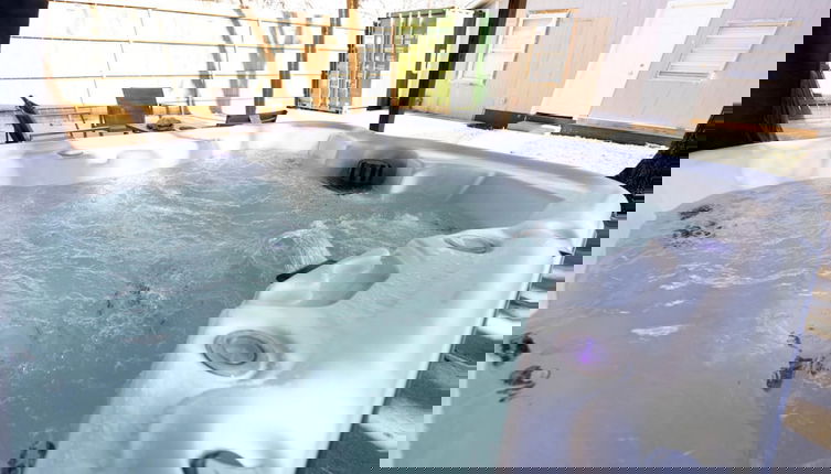 Photo 1 - Rare Exclusive Retreat Private Hot Tub King Bed