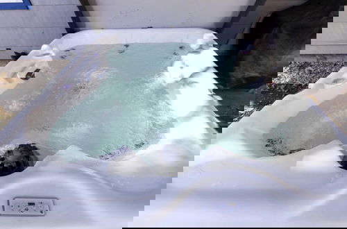 Photo 2 - Rare Exclusive Retreat Private Hot Tub King Bed