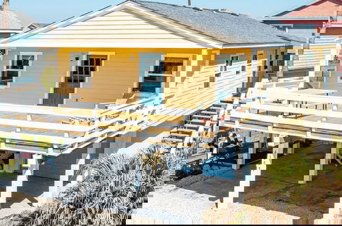 Foto 1 - Sunny Daze Walk to Beach 2 Decks Pet Friendly Has a Mini Bar