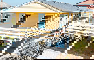 Foto 1 - Sunny Daze Walk to Beach 2 Decks Pet Friendly Has a Mini Bar