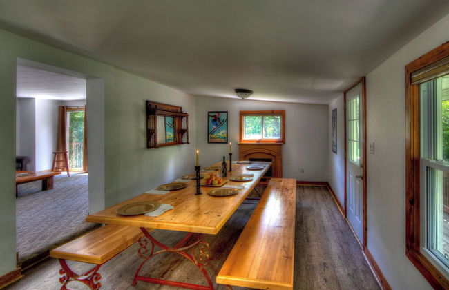RARE FIND - 6 bdrm Very Private Cottage on 10 acres, Hot Tub, BBQ, Petfriendly - Photo 6